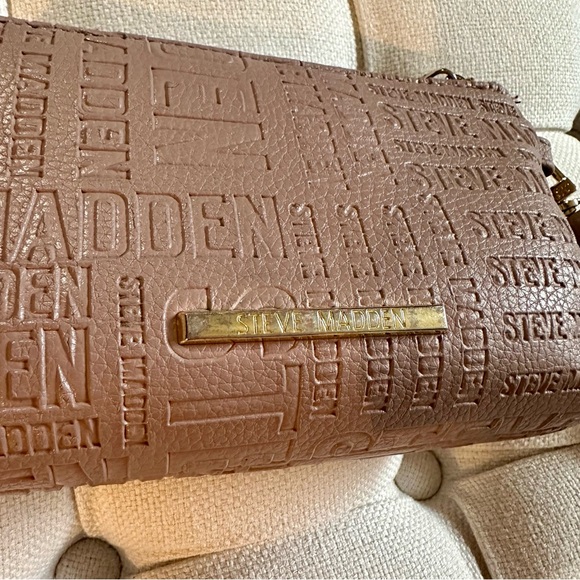 Steve Madden Wallet Wristlet - Picture 2 of 7